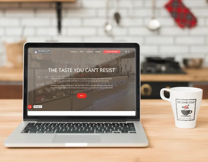 LeLaboDigital website presented on a laptop beside a coffee cup
