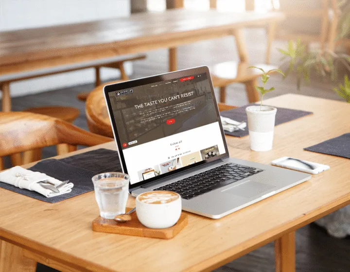 LeLaboDigital website presented on a laptop in a cafe setting